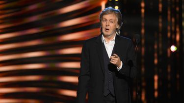 ARCHIVO - Paul McCartney, presenta a los Foo Fighters durante la ceremonia de incorporación del Salón de la Fama del Rock & Roll Hall el 30 de octubre de 2021 en Cleveland. McCartney se presentó en concierto en el Foro Sol de la Ciudad de México el 14 de noviembre de 2023. (Foto AP/David Richard)