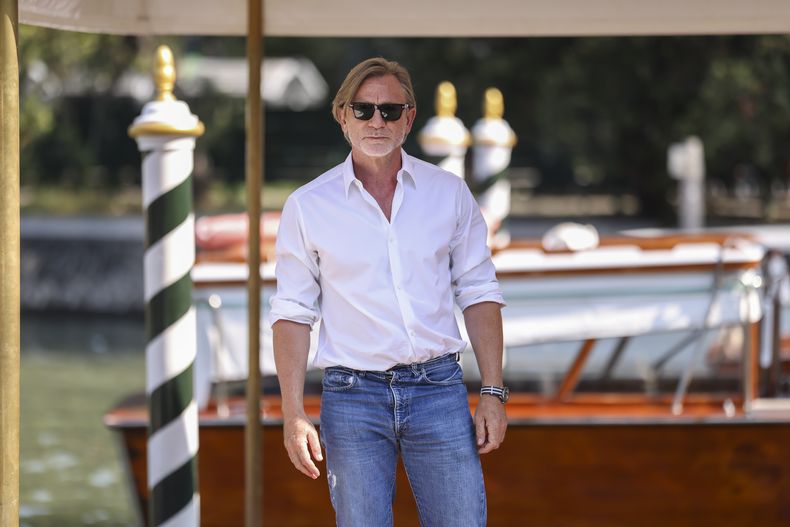 Daniel Craig posa a su llegada a la conferencia de prensa de la película Queer durante la 81ª edición del Festival de Cine de Venecia en Venecia, Italia, el martes 3 de septiembre de 2024. (Foto Vianney Le Caer/Invision/AP)