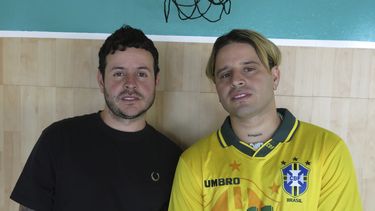 Manuel Lara, izquierda, y Félix Lara del dúo venezolano Lara Project, posan para un retrato durante una entrevista en la Ciudad de México el miércoles 27 de marzo de 2024. (Foto AP/Berenice Bautista)
