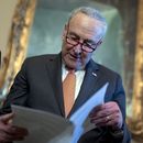El líder de la mayoría en el Senado, el demócrata Chuck Schumer, de Nueva York, revisa sus notas durante una reunión con el primer ministro de Ucrania, Denys Shmyhal, mientras el Congreso de Estados Unidos trabaja en un paquete de ayuda de emergencia para Israel, Ucrania y Taiwán, en el Capitolio, Washington, el 18 de abril de 2024. (AP Foto/J. Scott Applewhite)
