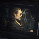 Russell Brand sale del teatro Troubabour Wembley Park en Londres después de presentar un espectáculo de comedia el 16 de septiembre de 2023. La policía británica instó el lunes a las mujeres que alegan haber sido agredidas sexualmente por Russell Brand a declarar ante las autoridades, mientras la industria del entretenimiento en Reino Unido enfrentaba dudas sobre si el mal comportamiento del comediante no fue cuestionado debido a su fama. (James Manning/PA via AP)
