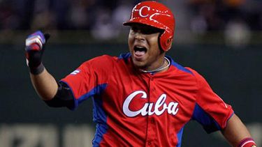 americateve | Filis entre los más interesados en el poder al bate del jardinero cubano, que tiene previstas exhibiciones privadas para los Vigilantes, Gigantes, Marlins, Padres y Tigres.