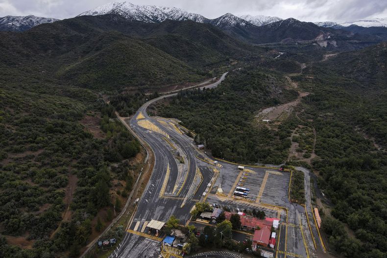 Vista aérea de la mina de cobre El Teniente, operada por la empresa estatal Codelco, donde un derrumbe provocó la muerte de varios trabajadores, el sábado 2 de agosto de 2025, en Rancagua, Chile. (AP Foto/Esteban Félix)