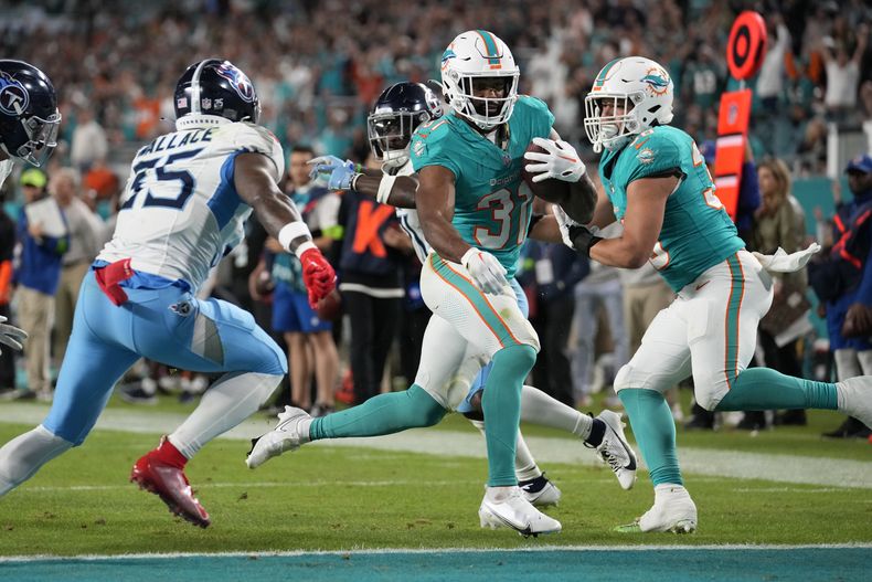 El corredor de los Dolphins de Miami Raheem Mostert corre para anotar un touchdown en el encuentro ante los Titans de Tennessee el lunes 11 de diciembre del 2023. (AP Foto/Rebecca Blackwell)