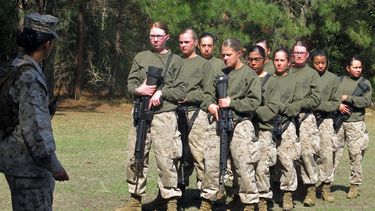 EEUU: Marines revisan entrenamiento femenino