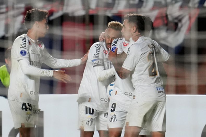 Gabriel Barbosa (9) recibe el saludo de Neymar (centro) y Ze Ivaldo (derecha) trasa marcar el gol de Santos en el empate 1-1 ante San Lorenzo en la Copa Libertaadores, el martes 28 de abril de 2026, en Buenos Aires. (AP Foto/Rodrigo Abd)