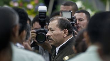 americateve | ARCHIVO - En esta foto de archivo tomada en junio 21 de 2013, el Presidente de Nicaragua Daniel Ortega arriba a una ceremonia militar en la sede principal del Ej&eacute;rcito en Managua, Nicaragua. Ortega luch&oacute; para que los presidentes no fueran re