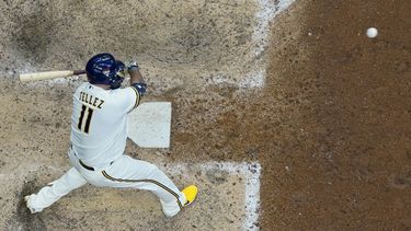 El mexicano Rowdy Téllez de los Cerveceros de Milwaukee conecta un sencillo productivo en el noveno episodio del juego ante los Cachorros de Chicago, en Milwaukee. Martes 4 de juio de 2023. (AP Foto/Morry Gash)