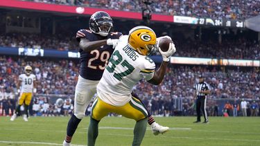 Romeo Doubs, receptor de los Packers de Green Bay, atrapa un pase de anotación del quarterback Jordan Love, mientras el cornerback de los Bears de Chicago Tyrique Stevenson intenta defender, durante la segunda mitad del juego de la NFL, el domingo 10 de septiembre de 2023, en Chicago. (AP Foto/Erin Hooley)