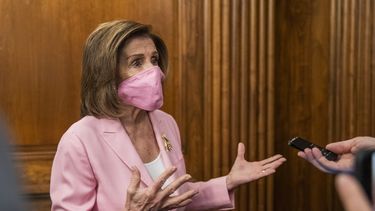Pelosi pide más fondos para combatir la pandemia de COVID-19