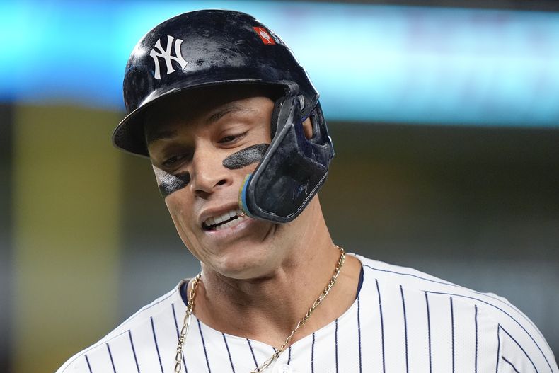 Aaron Judge reacciona tras fallar en un elevado ante los Reales de Kansas City durante el segundo juego de la serie divisional de la Liga Americana, el lunes 7 de octubre de 2024, en Nueva York. (AP Foto/Frank Franklin II)