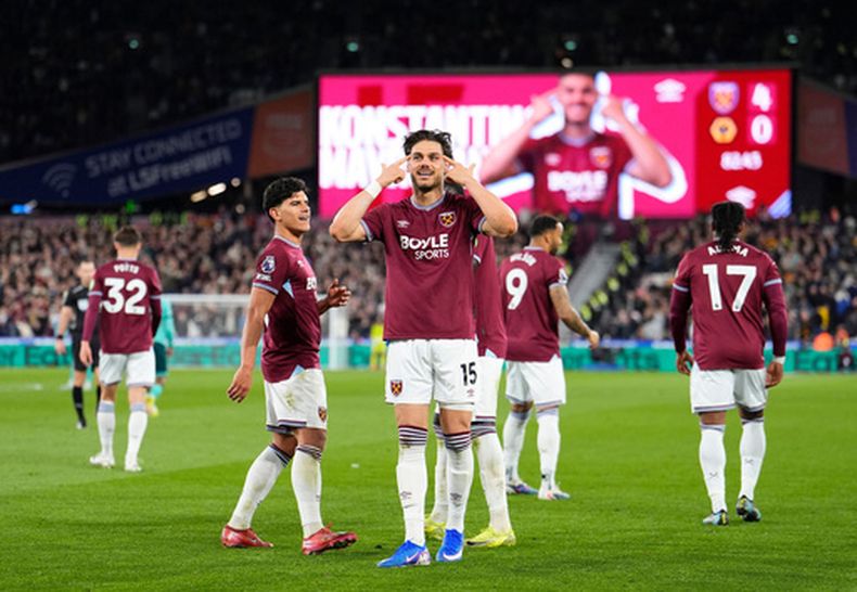 Konstantinos Mavropanos, del West Ham United, celebra el cuarto gol de su equipo durante el partido de la Liga Premier inglesa contra el Wolverhampton Wanderers en Londres, el viernes 10 de abril de 2026. (Jordan Pettitt/PA vía AP)