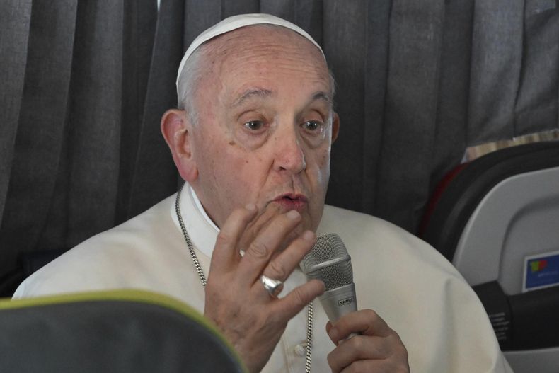 El papa Francisco habla con los periodistas durante una conferencia de prensa a bordo del avión rumbo a Roma el domingo 6 de agosto de 2023, luego de que concluyó en Lisboa la 37ma Jornada Mundial de la Juventud. (Maurizio Brambatti/Foto compartida vía AP)