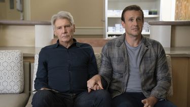 Esta imagen publicada por Apple TV+ muestra a Harrison Ford, a la izquierda, y Jason Segel en una escena de Shrinking. (Beth Dubber/Apple TV+ via AP)
