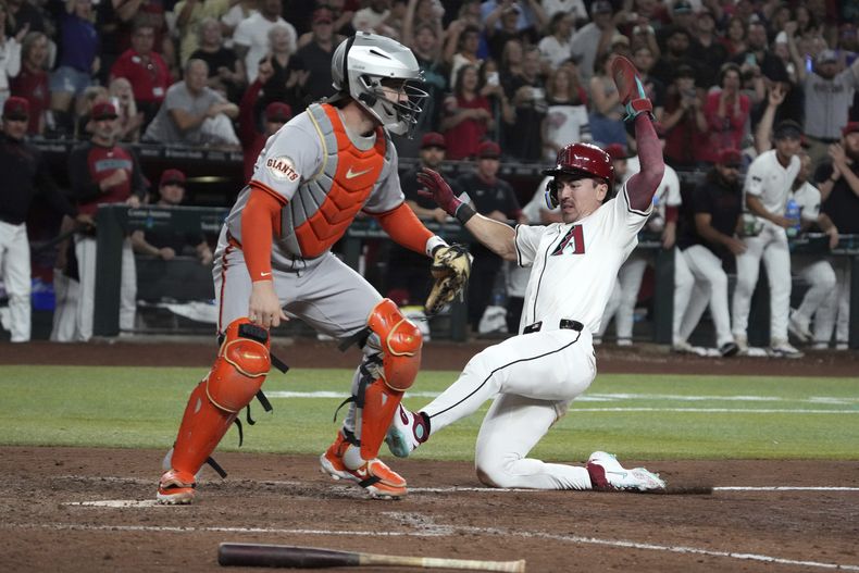 Corbin Carroll, de los Diamondbacks de Arizona, anota la carrera del triunfo ante los Gigantes de San Francisco, el martes 16 de septiembre de 2025 (AP Photo/Rick Scuteri)
