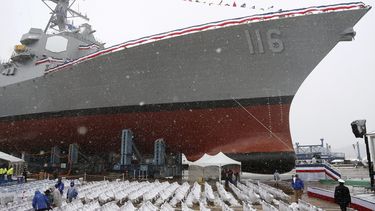 Nieve cae sobre el USS Thomas Hudner, un destructor de la Armada estadounidense que lleva el nombre de un veterano de la Guerra de Corea, durante la ceremonia de su bautizo, el 1 de abril de 2017, en Bath, Maine. (AP Foto/Mary Schwalm, Archivo)