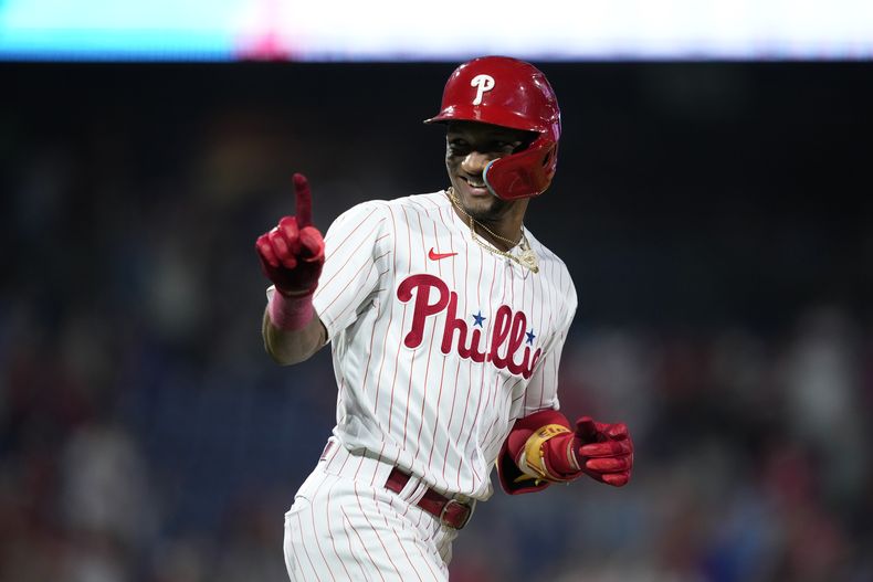 El dominicano Johan Rojas, de los Filis de Filadelfia, festeja luego de batear un jonrón de dos carreras en el juego del viernes 11 de agosto de 2023, ante los Mellizos de Minnesota . (AP Foto/Matt Slocum)
