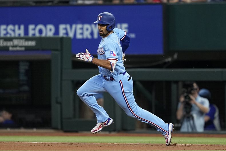 Marcus Semien, de los Rangers de Texas, se enfila a segunda base después de conectar un doble para abrir la primera entrada del juego de béisbol en contra de los Marineros de Seattle, el domingo 4 de junio de 2023, en Arlington, Texas. (AP Foto/Tony Gutierrez)