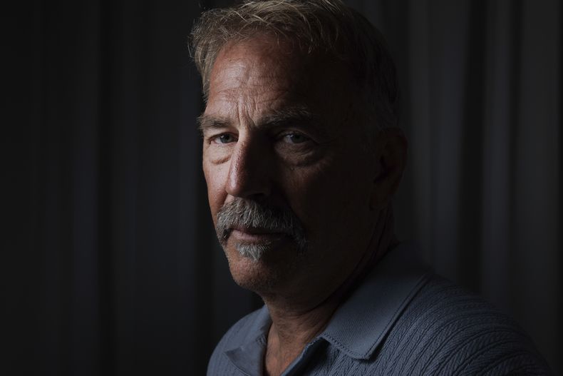 Kevin Costner posa para un retrato para promover la película Horizon: An American Saga en la 77a edición del Festival de Cine de Cannes en Francia el sábado 18 de mayo de 2024. (Foto Vianney Le Caer/Invision/AP)