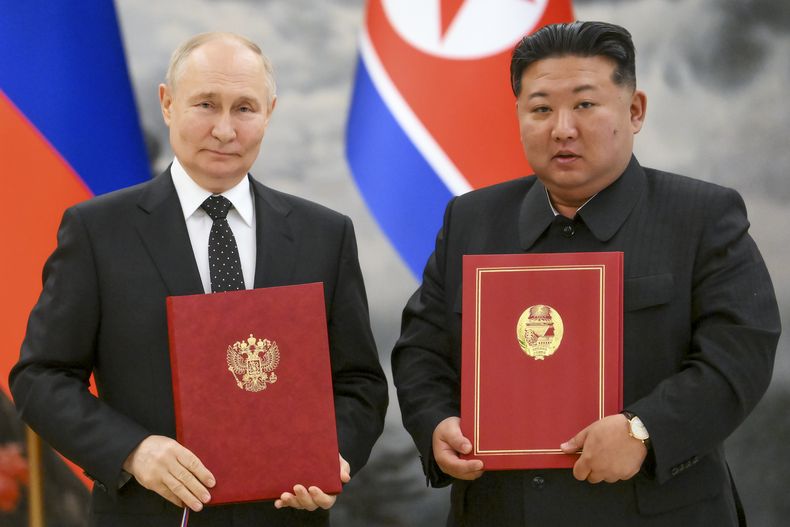El presidente ruso Vladímir Putin, a la izquierda, y su homólogo norcoreano Kim Jong Un, posan para una fotografía durante una ceremonia de firma de su nueva alianza, el 19 de junio de 2024, en Pyongyang, Corea del Norte. (Kristina Kormilitsyna, Sputnik, Kremlin Pool Foto vía AP, Archivo)