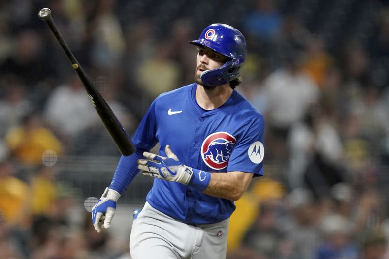 Dansby Swanson, de los Cachorros de Chicago, arroja su bate después de conseguir un grand slam durante la sexta entrada del juego de béisbol en contra de los Piratas de Pittsburgh, el lunes 26 de agosto de 2024, en Pittsburgh. (AP Foto/Matt Freed)