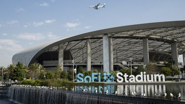 ARCHIVO - Vista exterior del SoFi Stadium antes de un partido de fútbol americano de la NFL entre los Chargers de Los Ángeles y los Raiders de Las Vegas, el domingo 8 de septiembre de 2024, en Inglewood, California (AP Foto/Kyusung Gong, Archivo)