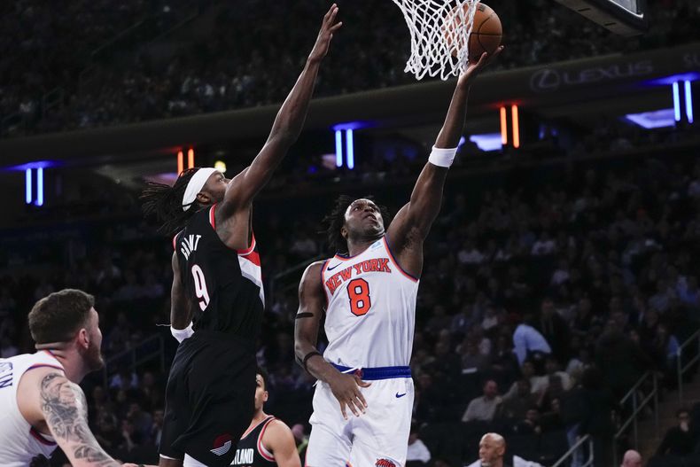 OG Anunoby, de los Knicks de Nueva York, encesta frente a Jerami Grant, de los Trail Blazers de Portland, en el encuentro del martes 9 de enero de 2024 (AP Foto/Frank Franklin II)