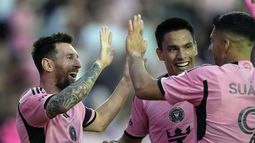 El argentino Lionel Messi festeja con el volante Diego Gómez y con el delantero uruguayo Luis Suárez, durante el partido del sábado 2 de marzo de 2024, ante el Orlando City (AP Foto/Rebecca Blackwell)