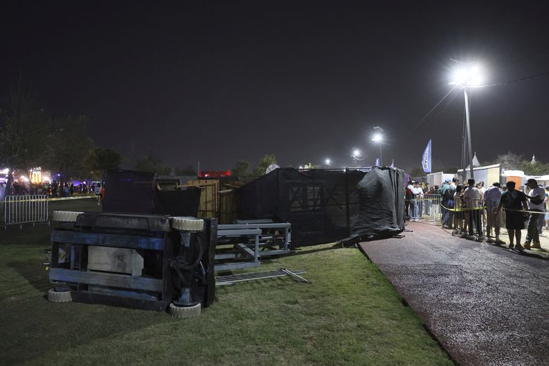En la imagen se ve una estructura metálica derribada por el viento en el festival de música AXE Ceremonia el sábado 5 de abril de 2025 en el Parque Bicentenario en Ciudad de México. Las autoridades locales dijeron que dos asistentes al festival resultaron heridos y posteriormente fallecieron en un hospital. (AP Foto/Ginnette Riquelme)