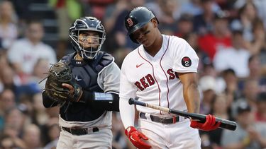Devers fuera al menos 2 juegos por lesión en la espalda
