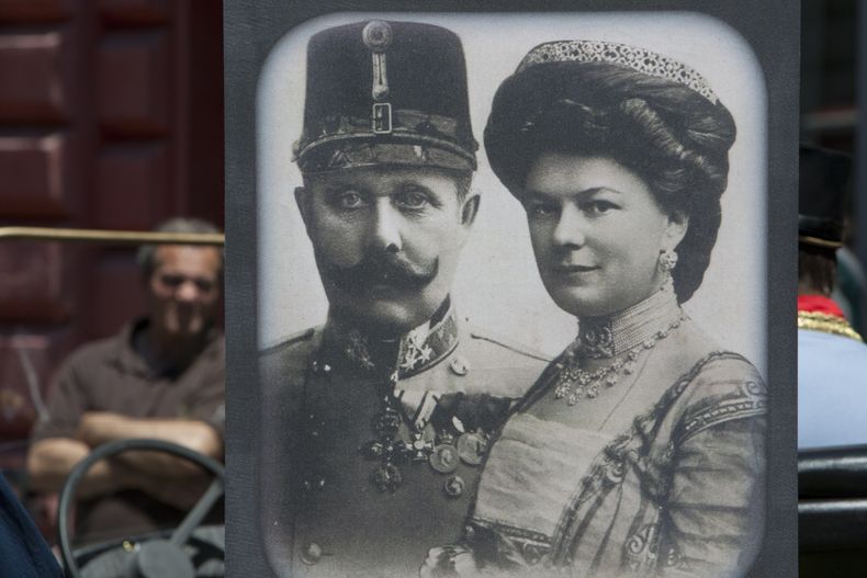 Turistas asisten a una exhibici&oacute;n en un museo en Sarajevo que incluye los retratos del archiduque Francisco Fernando y Sof&iacute;a von Hochenberg, el s&aacute;bado 28 de junio de 2014. El s&aacute;bado se cumpli&oacute; un siglo del asesinato de F