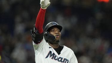 El dominicano Jesús Sánchez, de los Marlins de Miami, festeja tras conectar el sencillo que puso fin al juego del miércoles 2 de agosto de 2023, ante los Filis de Filadelfia (AP Foto/Marta Lavandier)