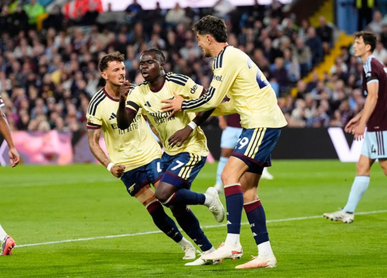 Bukayo Saka (7), del Arsenal, celebra después de marcar el gol de la diferencia para su equipo en el partido de fútbol de la Liga Premier entre Aston Villa y Arsenal, el lunes 31 de agosto de 2026, en Birmingham, Inglaterra. (Nick Potts/PA via AP)