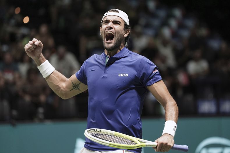 El italiano Matteo Berrettini celebra su victoria ante el brasileño Joao Fonseca en la Copa Davis, el miércoles 11 de septiembre de 2024, en Bologna, Italia. (Michele Nucci/LaPresse vía AP)