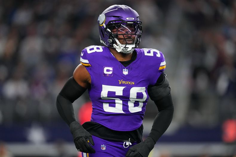 ARCHIVO - Jonathan Greenard (58), linebacker de los Vikings de Minnesota, corre hacia la banda durante un partido de la NFL en contra de los Cowboys de Dallas, el 14 de diciembre de 2025, en Arlington, Texas. (AP Foto/Julio Cortez, Archivo)