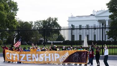 Demócratas consideran nuevo plan de inmigración