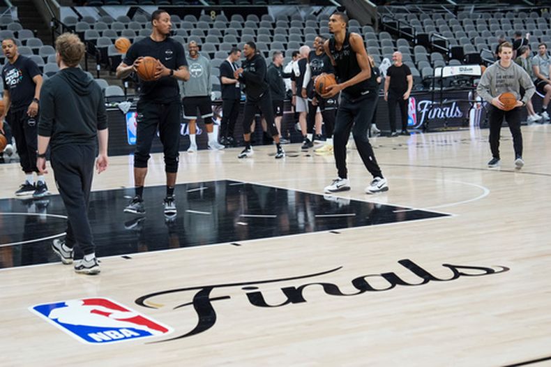 Victor Wembanyama de los Spurs de San Antonio lanza tiros libres durante un entrenamiento en la víspera de las Finales de la NBA contra los Knicks de Nueva York, el martes 2 de junio de 2026, en San Antonio. (AP Foto/Eric Gay)