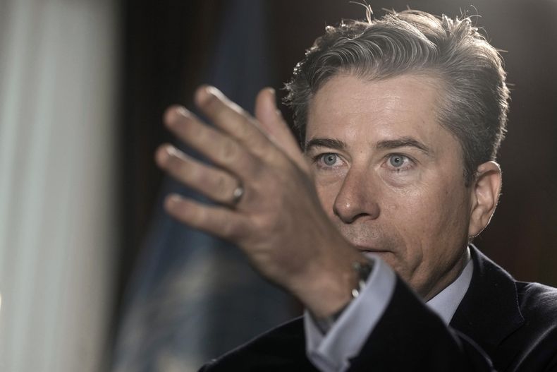 Jefe humanitario de ONU, Tom Fletcher, habla durante una entrevista en El Cairo, Egipto, el domingo 9 de febrero de 2025. (AP Foto/Amr Nabil)