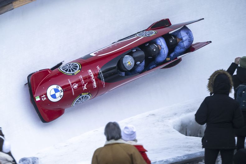 Patrick Baumgartner y el equipo de Iralia compiten en las pruebas de bobsled en el Campeonato del Mundo en St. Moritz, Suiza el 14 de enero del 2024. (Mayk Wendt/Keystone via AP)