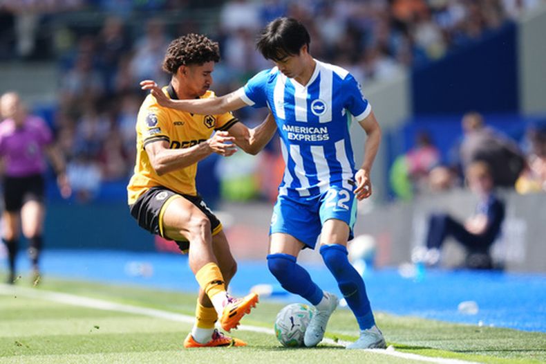 Kaoru Mitoma del Brighton pelea por el balón con Pedro Lima del Wolverhampton en el encuentro de la Liga Premier el sábado 9 de mayo del 2026. (John Walton/PA via AP)
