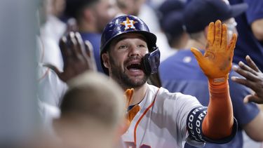 Chas McCormick, de los Astros de Houston, festeja en la cueva luego de conectar un jonrón de tres carreras ante los Mellizos de Minnesota, el martes 30 de mayo de 2023 (AP Foto/Michael Wyke)