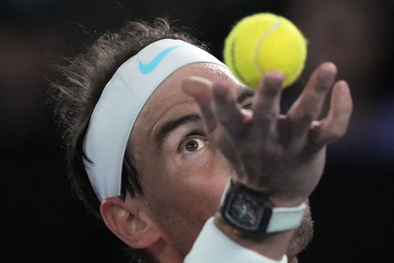 Rafael Nadal saca ante Mackenzie McDonald durante la segunda ronda del Abierto de Australia, el miércoles 18 de enero de 2023, en Melbourne. (AP Foto/Dita Alangkara)