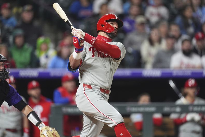 Kyle Schwarber de los Filis de Filadelfia le da seguimiento a su jonrón frente al relevista Scott Alexander de los Rockies de Colorado el lunes 19 de mayo del 2025. (AP Foto/David Zalubowski)