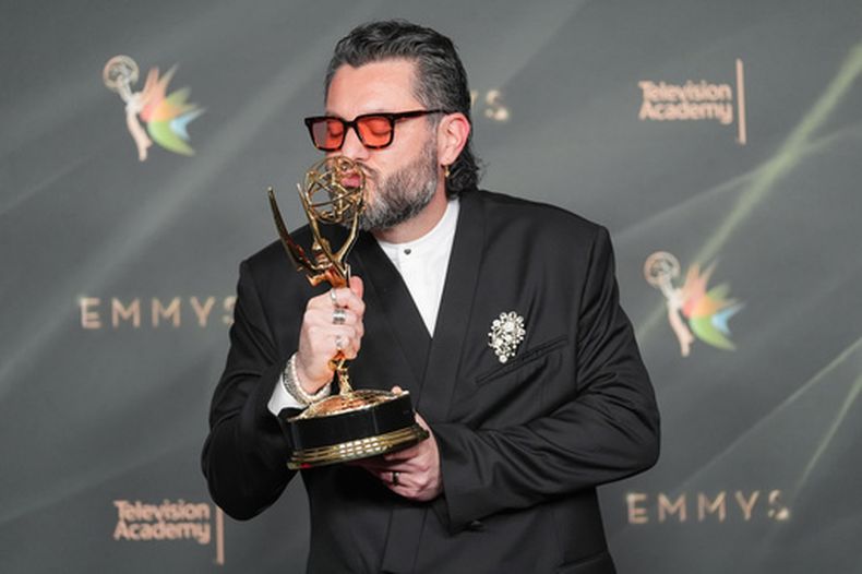 Miguel Gandelman posa en la sala de prensa con el premio a la dirección musical destacada por The Apple Music Super Bowl LX Halftime Show Starring Bad Bunny durante la primera noche de los premios Emmy de Artes Creativas, el sábado 5 de septiembre de 2026, en Los Ángeles. (Foto AP/Chris Pizzello)