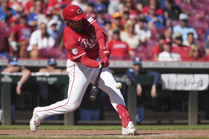 Noelvi Marte de los Rojos de Cincinnati conecta un sencillo de dos carreras en la novena entrada ante los Azulejos de Toronto el lunes primero de septiembre del 2025. (AP Foto/Kareem Elgazzar)