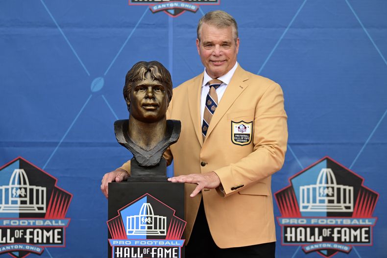 El exjugador de ls NFL Joe Klecko posa con el busto de su cabeza durante la ceremonia de inducción al Salón de la Fama en Canton, Ohio el sábado 5 de agosto del 2023. (AP Foto/David Dermer)