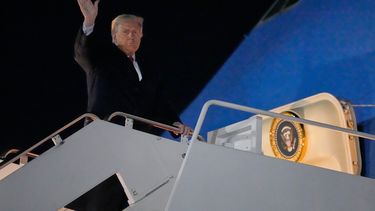 El presidente de Estados Unidos, Donald Trump, saluda al embarcar en el Air Force One, el 24 de octubre de 2025, en la Base Conjunta Andrews, Maryland, para una gira por Asia. (AP Foto/Mark Schiefelbein)