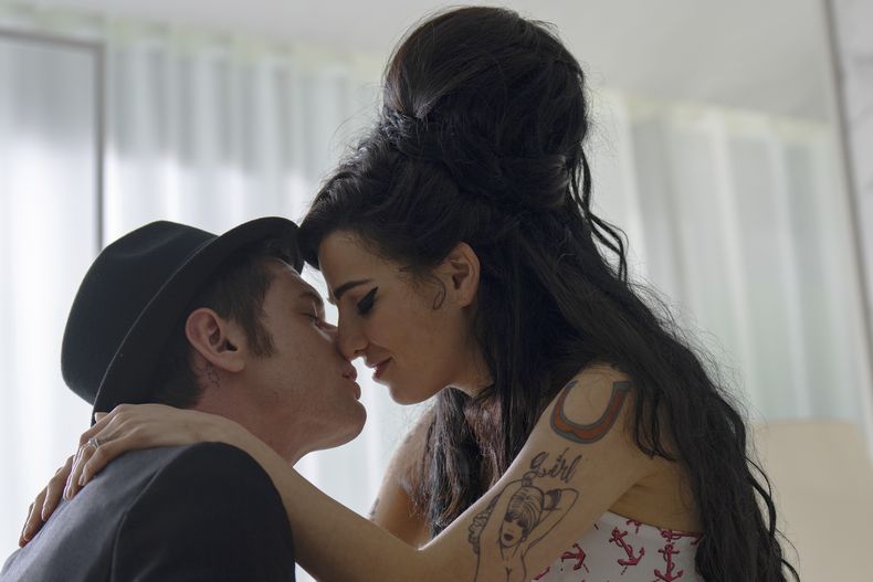 En esta imagen proporcionada por Focus Features, Jack OConnell como Blake Fielder-Civil, izquierda, y Marisa Abela como Amy Winehouse, en una escena de Back to Black. (Focus Features vía AP)