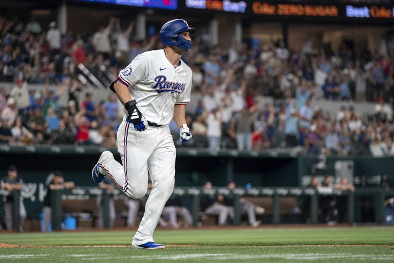 Corey Seager, de los Rangers de Texas, recorre las bases luego de batear un jonrón de tres carreras en el duelo del martes 28 de mayo de 2024, ante los Diamondbacks de Arizona (AP Foto/Jeffrey McWhorter)