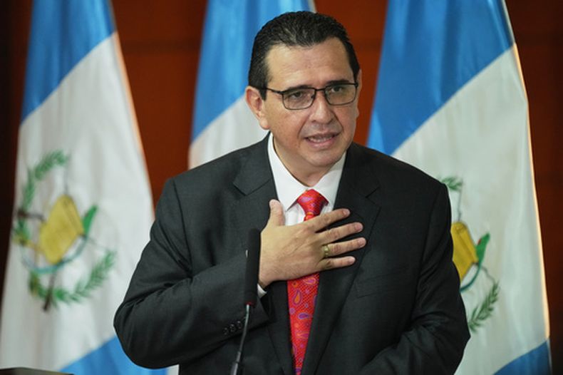 ARCHIVO - El fiscal general de Guatemala, Gabriel García Luna, habla durante una conferencia de prensa en Ciudad de Guatemala, el 17 de mayo de 2026. (Foto AP/Moisés Castillo, Archivo)